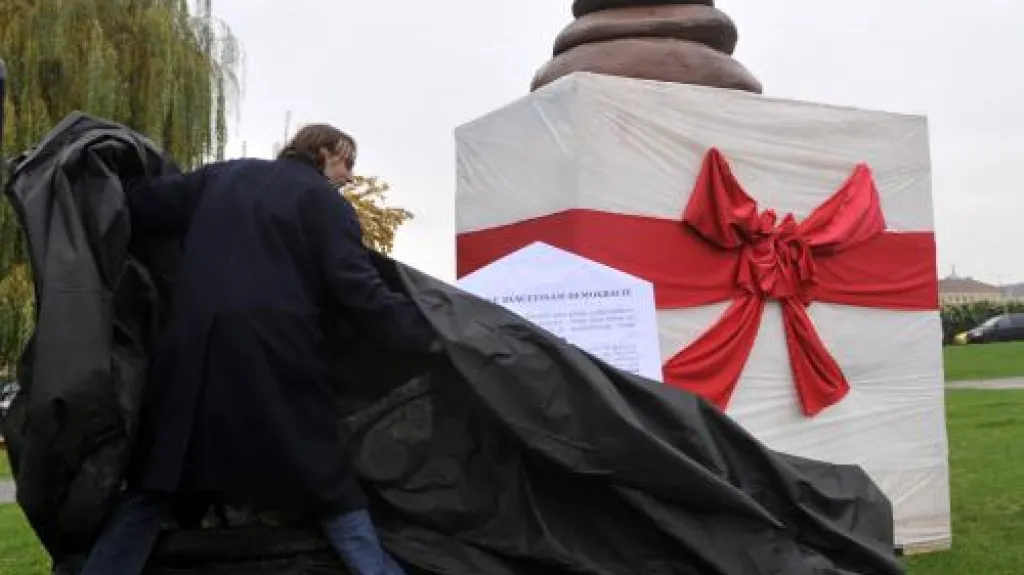 Pomník iniciativy Inventura demokracie