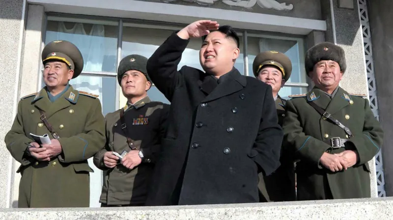 Kim Čong-un s vojenskými důstojníky
