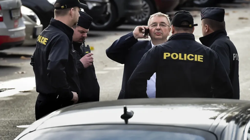 Tajemník SPD Jaroslav Staník s policisty po sněmovních volbách v říjnu 2017