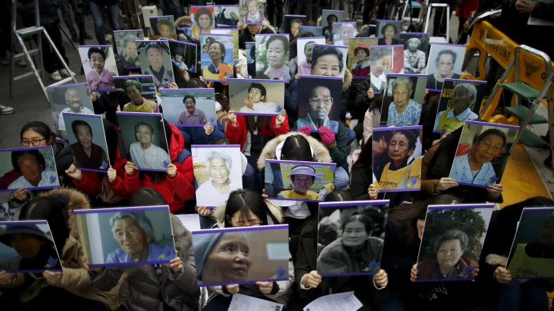 Protest žen nesoucích fotografie někdejších obětí