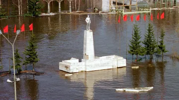 Socha V. I. Lenina ční z vody v sibiřském městě Lensk, zaplaveném řekou Lenou