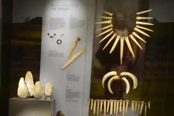 Šaman od Stonehenge byl ve skutečnosti kovářka. Analýza DNA přepsala známý nález