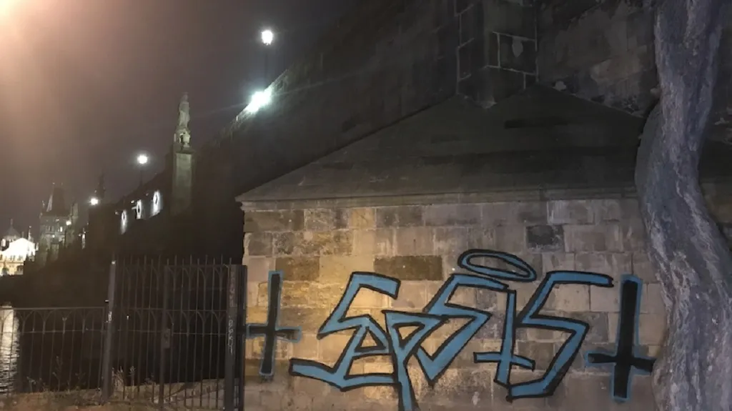 Sprejeři poničili Karlův most