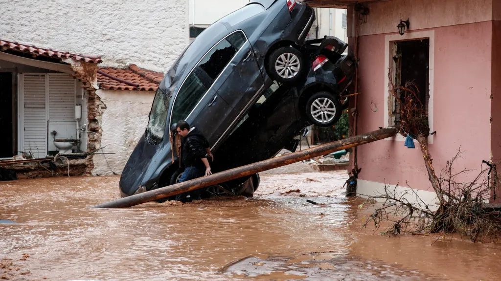 Následky lijáků ve městě Mandra