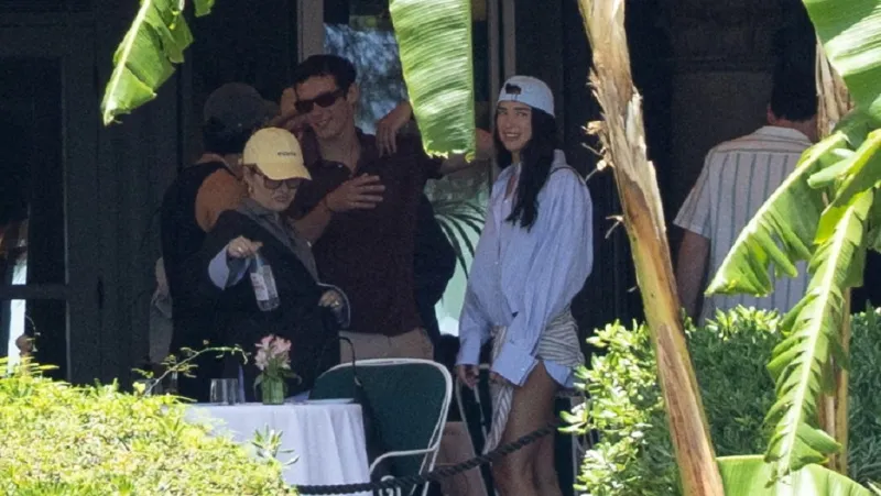 Dua Lipa a Callum Turner na svatební oslavě v Palermu