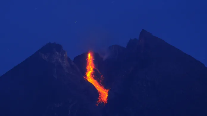 Aktivní sopka Merapi v centrální části ostrova Jáva v Indonésii