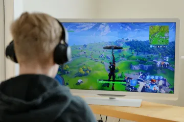Vynechání jídla nebo spánku a další příznaky. Během pandemie přibylo dospívajících, kteří nadměrně používali internet