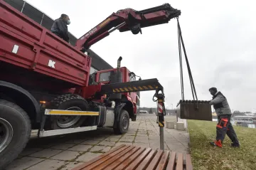 V Třinci nainstalovali speciální lavičky z těžkého betonu. Přimíchali do něj odpad z železáren