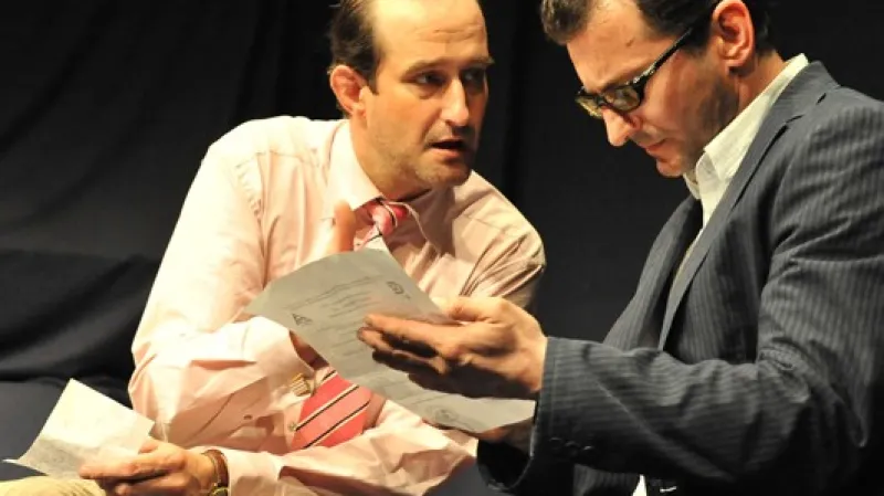 Jaromír Dulava a Ondřej Vetchý v inscenaci Činoherního klubu