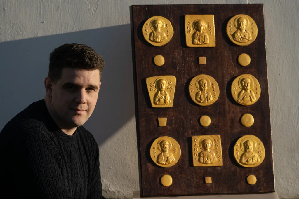 Výtvarník Jaroslav Svoboda u haptického modelu emailů, které jsou na Závišově kříži na zadní straně