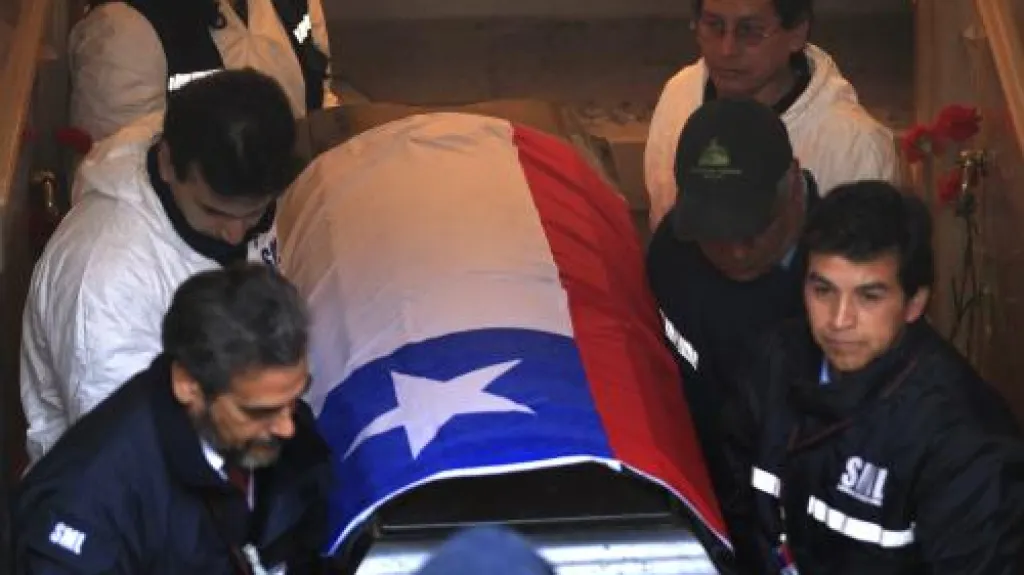 V Chile exhumovali ostatky Salvadora Allendeho