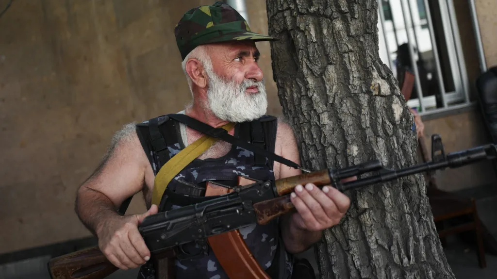 Ozbrojenec před obsazenou policejní stanicí v Jerevanu