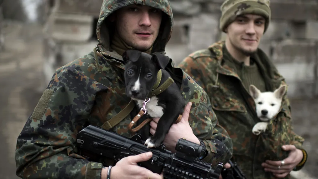 Ukrajinští vojáci u Mariupole