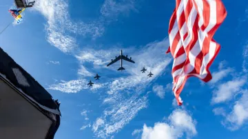 Americké letectvo vzlétá z námořní lodi Gerald R. Ford