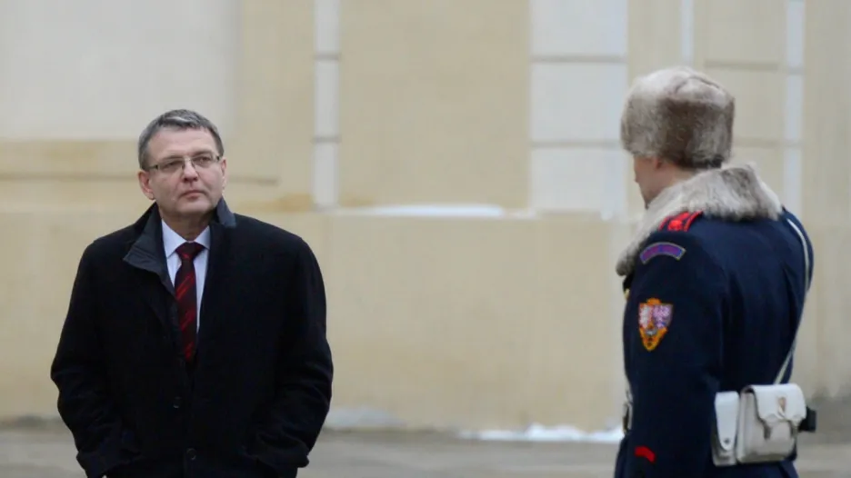 Lubomír Zaorálek přichází na schůzku s prezidentem