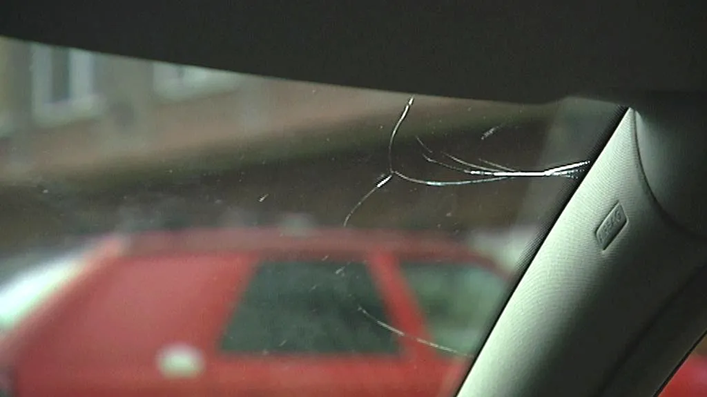 Prasklé přední sklo automobilu