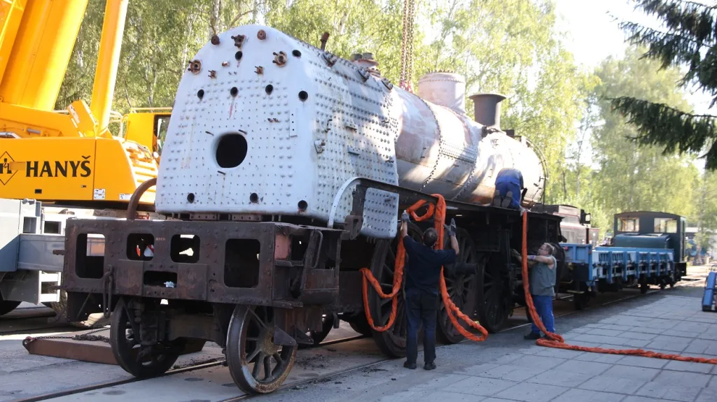 Lokomotiva 365.024 před přepravou do dílen