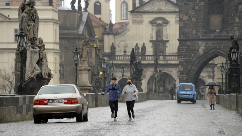 Auta zaparkovaná na protest na Karlově mostě