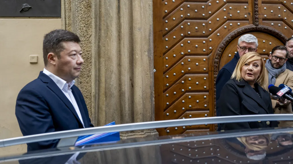 Šéf SPD Tomio Okamura a místopředsedové ANO Alena Schillerová a za ní Karel Havlíček (snímek z 24. října)