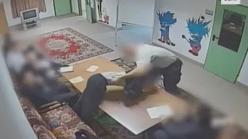 Záběr z bezpečnostní kamery zachycující násilí na mladistvém