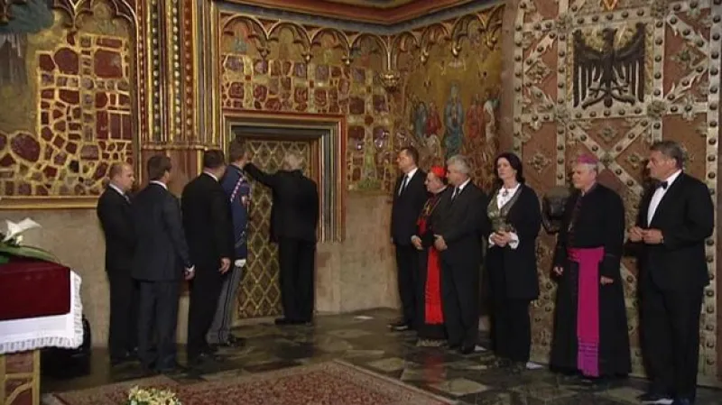 Uložení klenotů zpět do Korunní komory