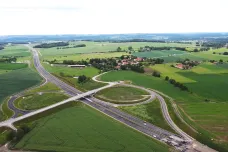 Stavba důležité silnice na jihu Čech se zpozdí, aby měli skokani a užovky klid na páření