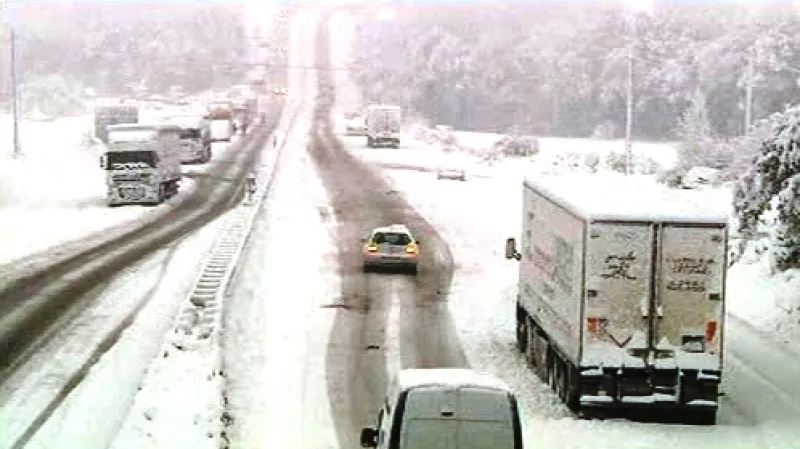 Zasněžená dálnice v Bretani