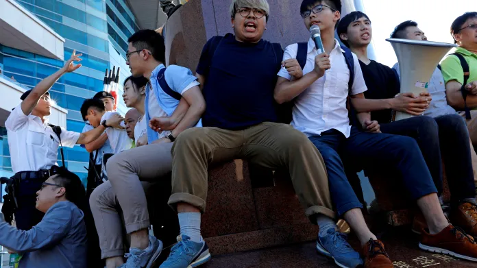 Demonstranti okupují sochu upomínající na znovupřevzetí Hongkongu Čínou