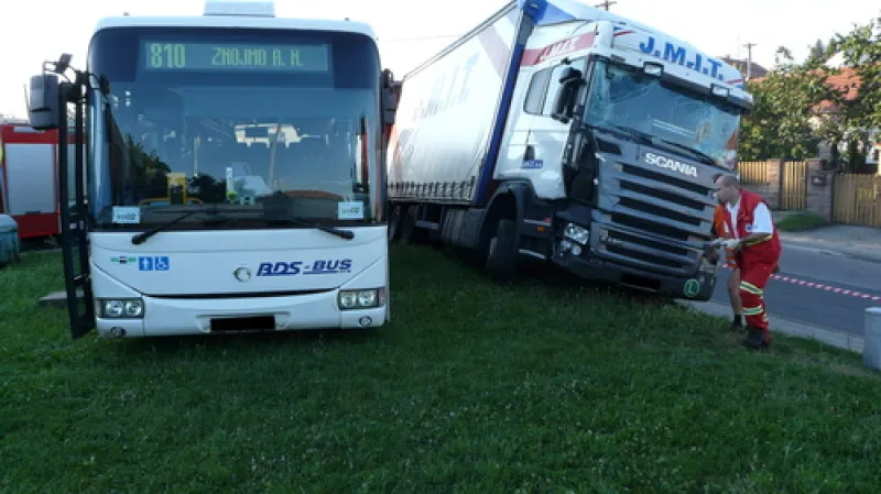 Nehoda autobusu a kamionu v obci Suchohrdly