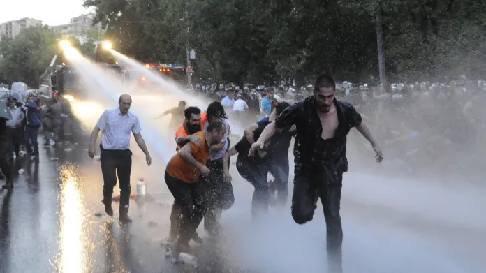 Protestující rozehnala policejní vodní děla