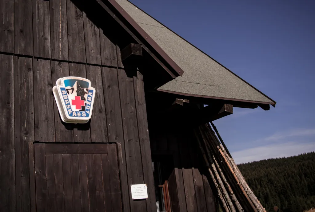 O zdraví a bezpečnost turistů i místních se stará dlouhodobě Horská služba, která má přímo v obci svoji služebnu