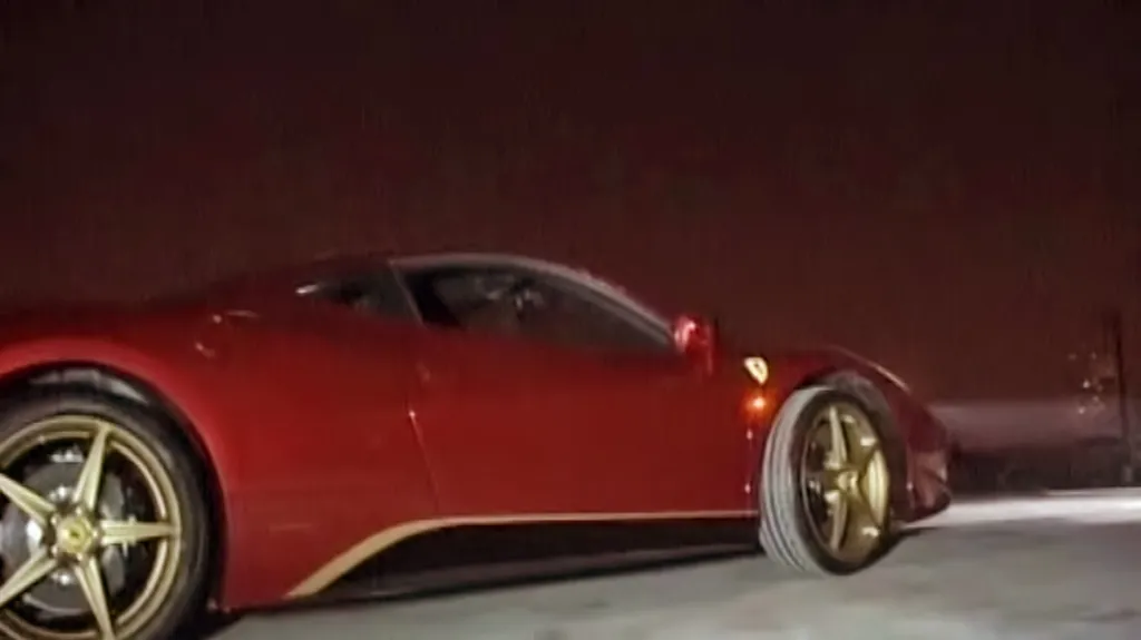 Ferrari poškodilo opevnění v Nankingu