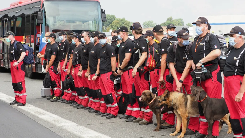Tým speciálních hasičů po příletu na kbelské letiště
