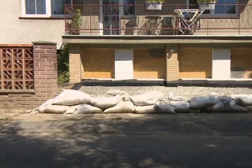 Nový Dražejov na pomoc nečeká, lidé se povodním brání sami