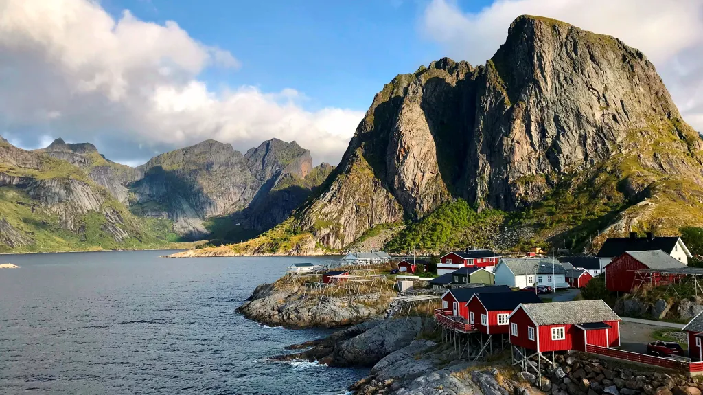 Pohled na vesnici Hamnøy u Reine na jihu souostroví Lofoty