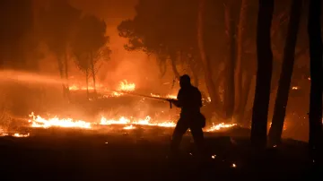 Hasiči se snaží dostat pod kontrolu plameny na severu Atén