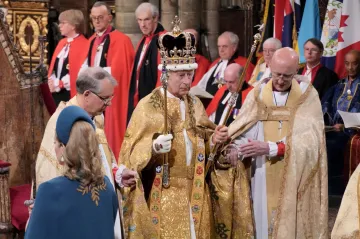 „Bůh ochraňuj krále.“ Karel III. byl slavnostně korunován