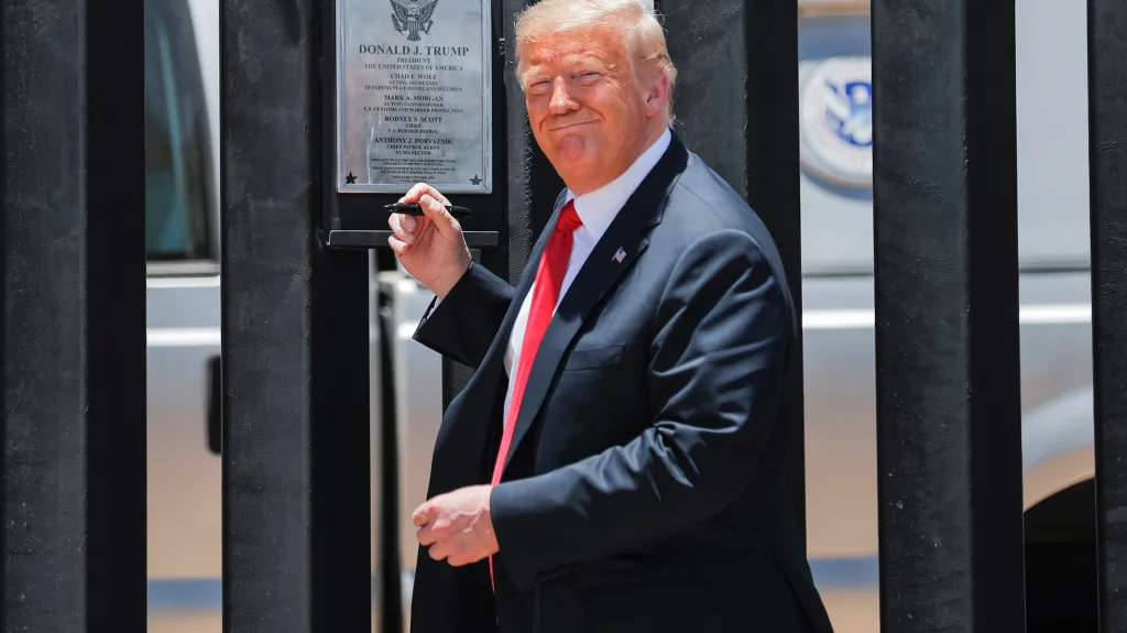 Donald Trump u pohraniční zdi s Mexikem