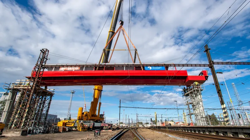 Instalace části lávky nad železnicí v Pardubicích