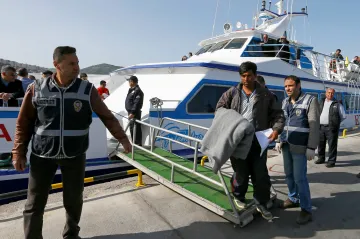 Dohoda EU–Ankara v praxi: Řecko deportovalo první migranty do Turecka, Berlín přijal Syřany