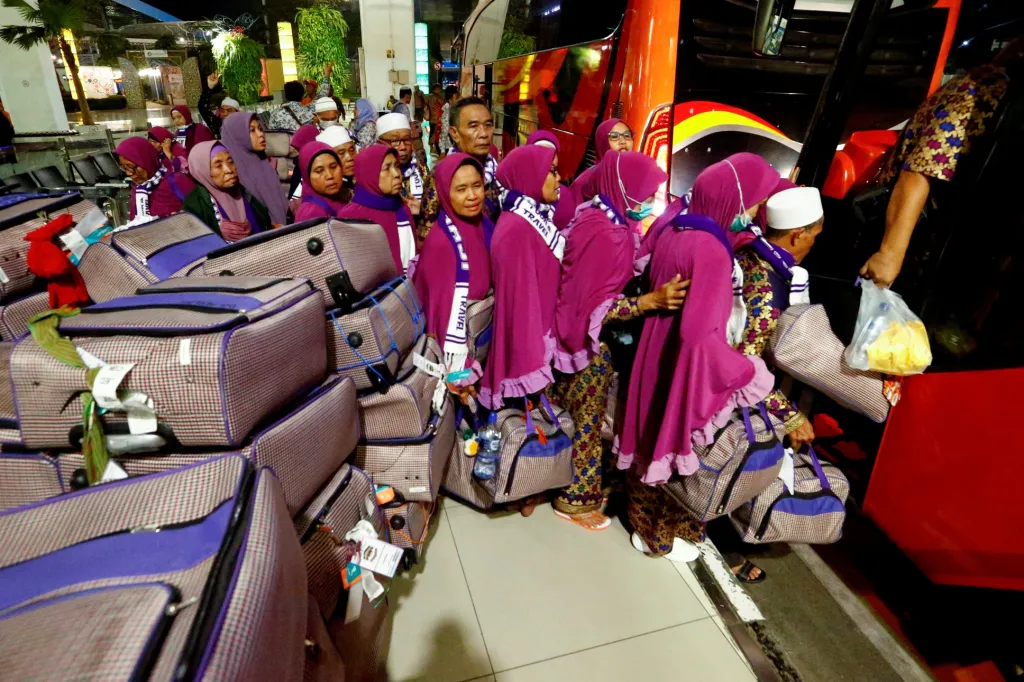 Poutníci odcházejí po zrušení odletu do Mekky. Důvodem je bezpečnostní opatření kvůli vypuknutí epidemie koronaviru. Snímek je z mezinárodního letiště v Jakartě