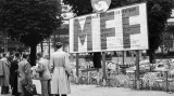 Program "soutěžního představení krátkých, kreslených, loutkových a dokumentárních filmů" pro festival v roce 1950 si lidé mohli přečíst na billboardu. Hlavním dějištěm přehlídky (od roku 1956 zařazené do kategorie "A") byl Grandhotel Pupp (po znárodnění v roce 1951 přejmenován na Moskva). Do sálu se vešlo až 150 diváků a vstupenka na film stála deset korun československých. Dnes je lístek zhruba desetkrát dražší a během festivalového týdne projde čtrnácti sály 11 tisíc návštěvníků.