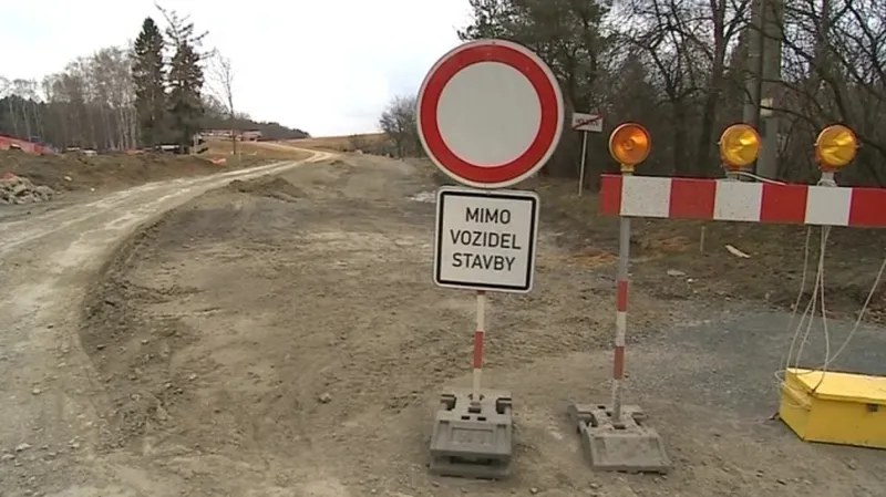 Obchvat Holešova zatím připomíná jen polní cestu