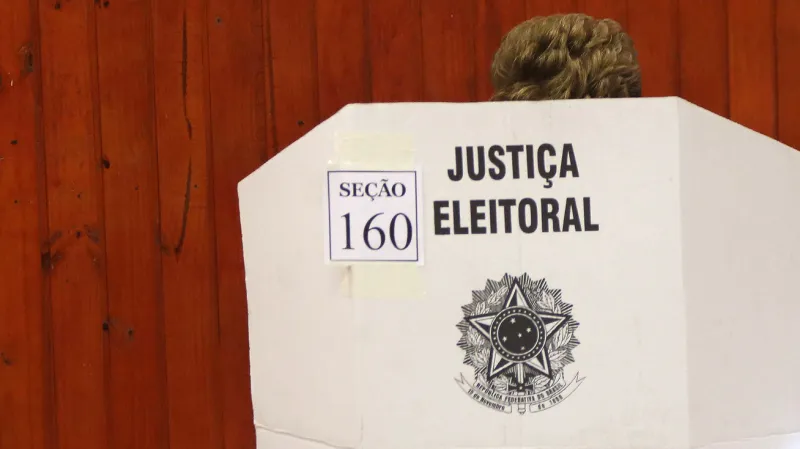 Dilma Rousseffová ve volební místnosti