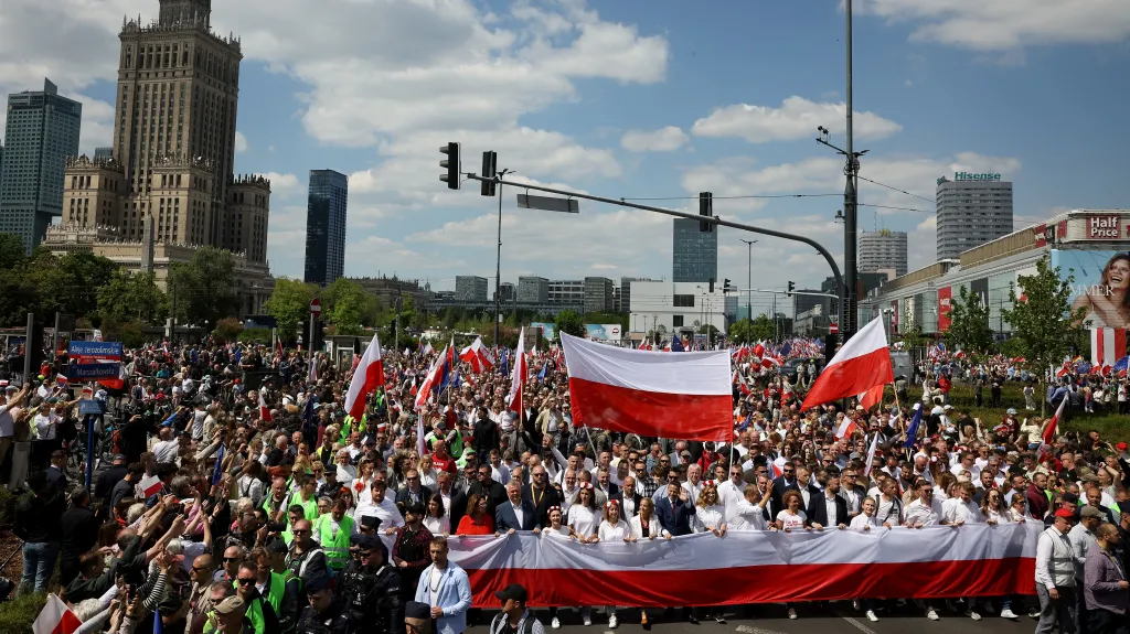Příznivci Rafala Trzaskowského se sešli na varšavském náměstí Ústavy