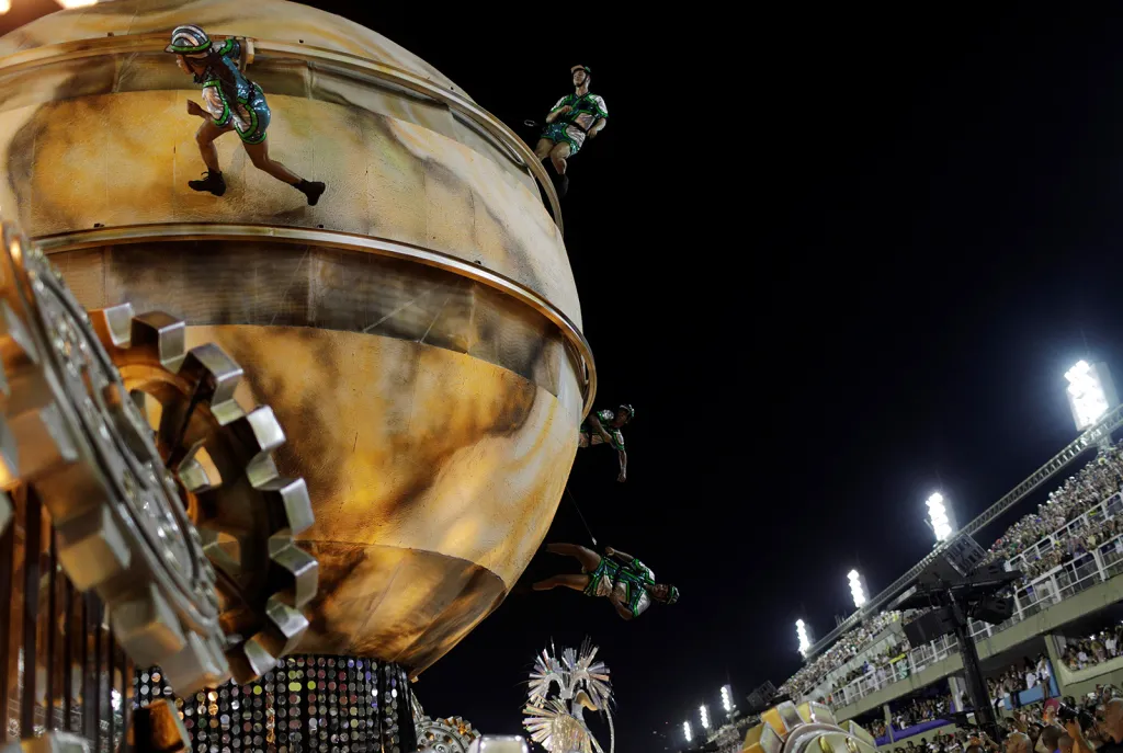 Přehlídka tanečních škol na Sambodromu během karnevalu v Riu 2018