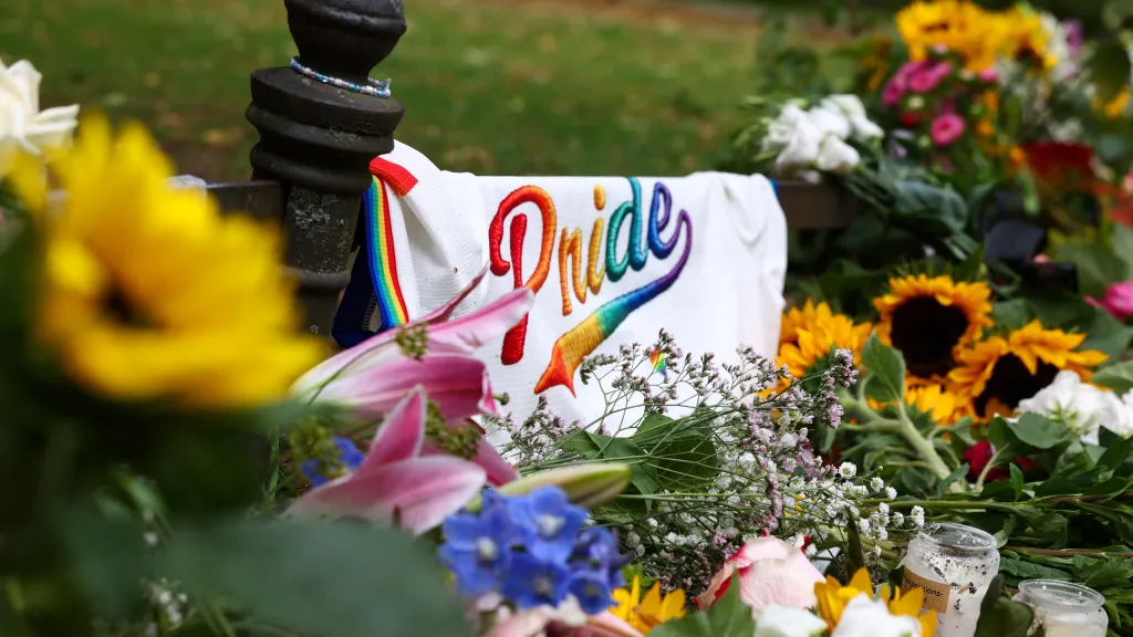 Lidé v Berlíně uctívají památku oběti sobotního teroristického útoku při manifestaci za práva komunity LGBT+