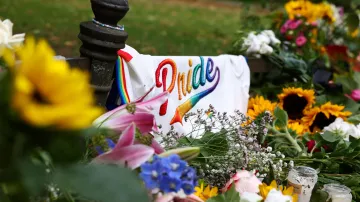 Lidé v Berlíně uctívají památku oběti sobotního teroristického útoku při manifestaci za práva komunity LGBT+