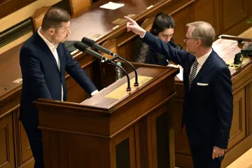 Opozice neprosadila program schůze sněmovny k podílu premiéra v záložně. Nemám se za co stydět, řekl Fiala