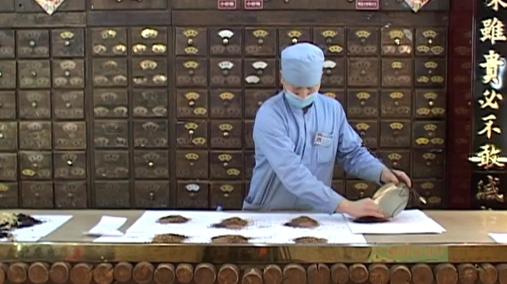 Příprava balíčků s tradiční čínskou medicínou